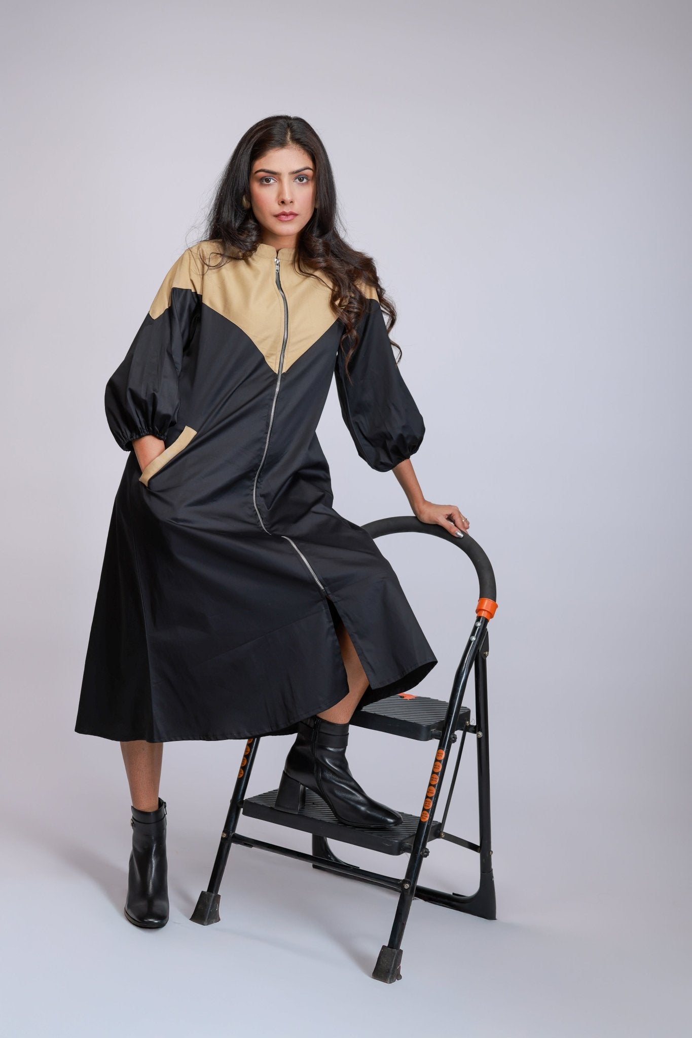 Geometric Horizon Zip Dress - aVynā